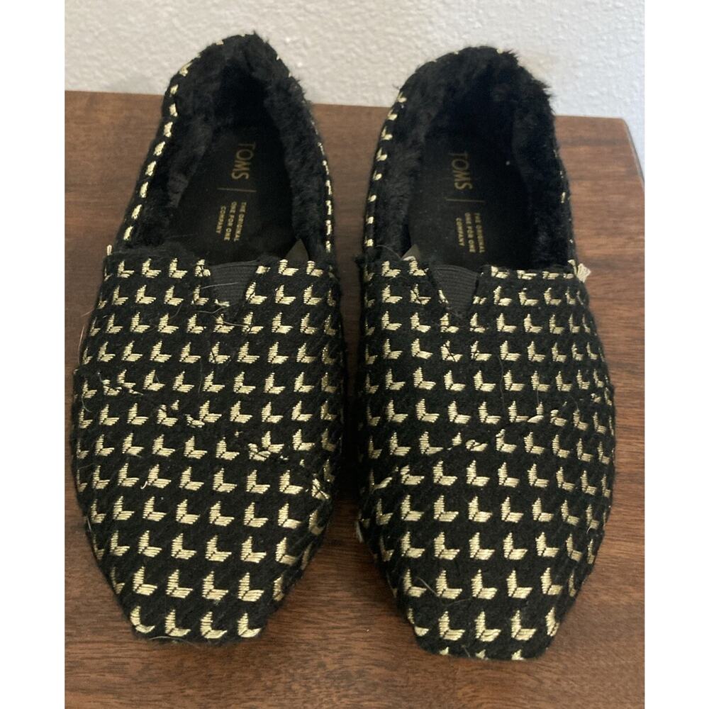 TOMS Classics Women's Size 7 Slip on Shoes Faux Fur Lined Black Gold Geo Pattern